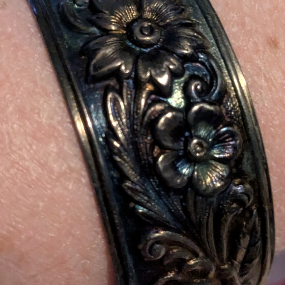 Floral Black Bracelet - Picture 2 of 5